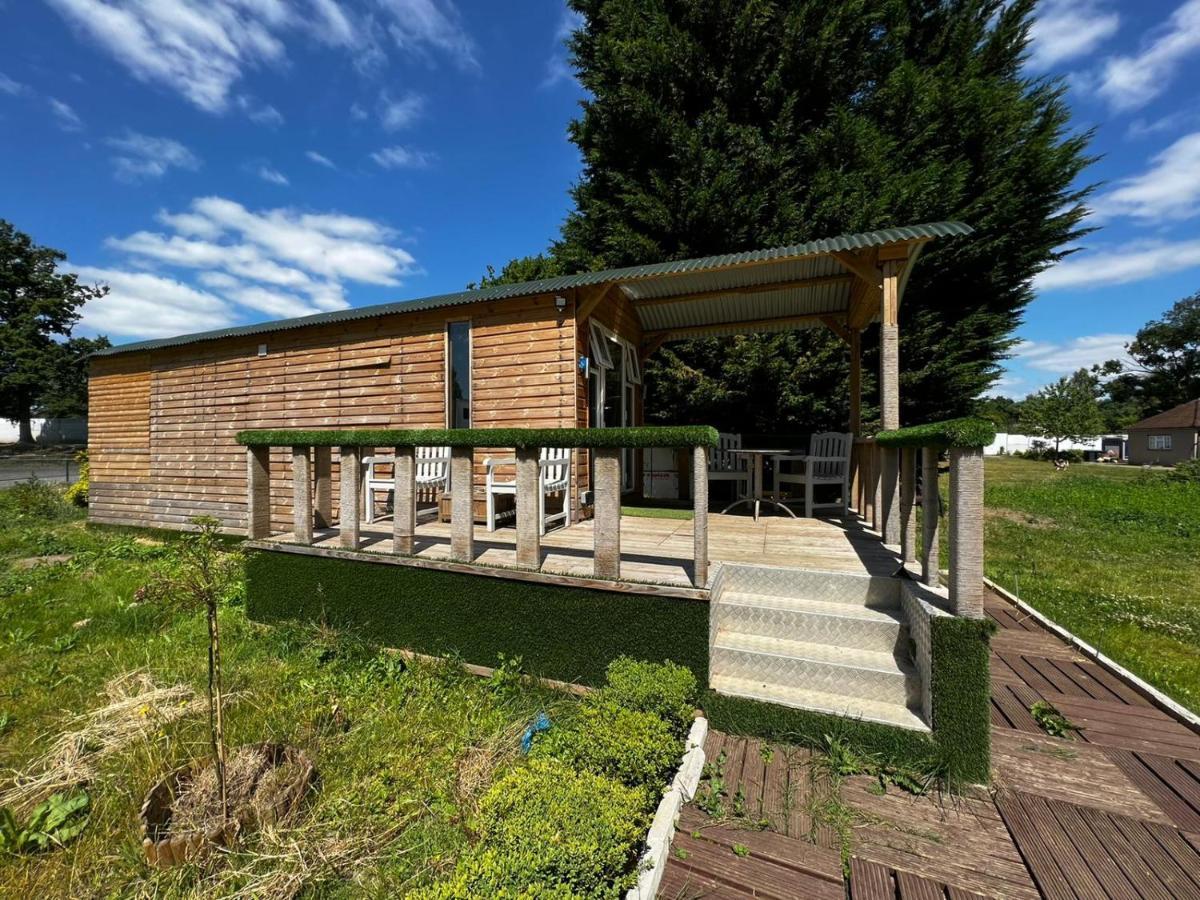 The Caduceus Quality Budget Cabins Chertsey Exterior photo