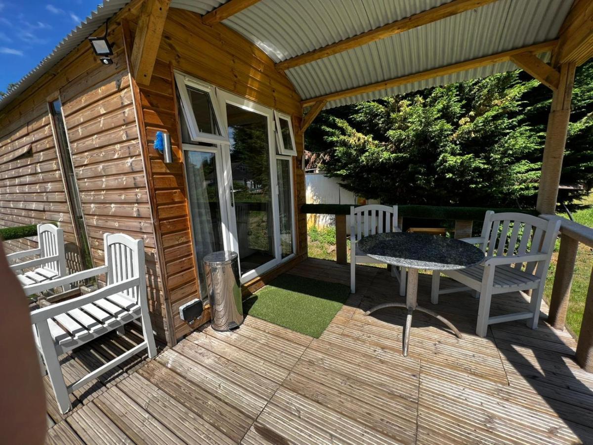 The Caduceus Quality Budget Cabins Chertsey Exterior photo